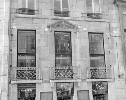 Façade sur rue, détail du premier étage de la partie droite. © Région Bourgogne-Franche-Comté, Inventaire du patrimoine