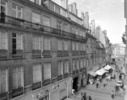 Façade sur rue, de trois quarts gauche. © Région Bourgogne-Franche-Comté, Inventaire du patrimoine