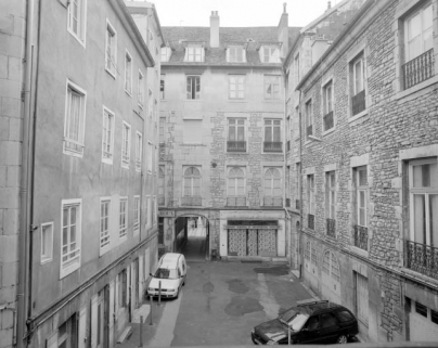 Vue de la première cour, depuis le logis sur cour. © Région Bourgogne-Franche-Comté, Inventaire du patrimoine