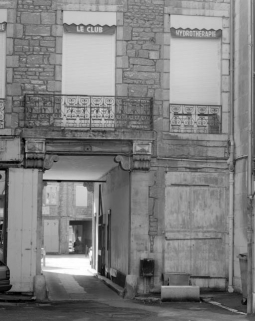 Façade antérieure du corps de logis sur cour : détail de l'entrée cochère. © Région Bourgogne-Franche-Comté, Inventaire du patrimoine