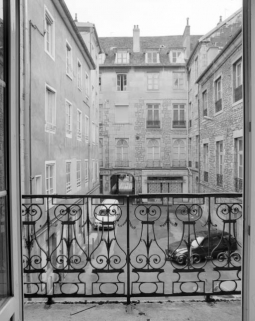 Vue de la première cour depuis le premier étage du logis sur cour. © Région Bourgogne-Franche-Comté, Inventaire du patrimoine