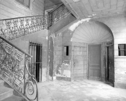 Intérieur : escalier d'honneur, vue d'ensemble en largeur. © Région Bourgogne-Franche-Comté, Inventaire du patrimoine