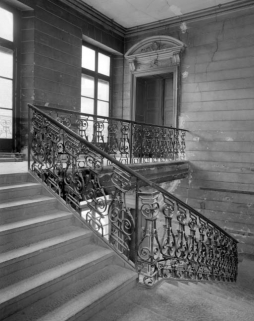 Intérieur : escalier d'honneur, vue d'ensemble depuis le repos. © Région Bourgogne-Franche-Comté, Inventaire du patrimoine