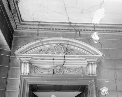 Intérieur : escalier d'honneur, porte droite sur le palier : détail du fronton. © Région Bourgogne-Franche-Comté, Inventaire du patrimoine