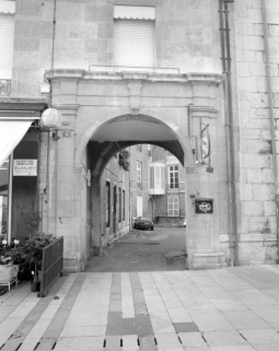 Façade sur rue : détail de l'entrée cochère. © Région Bourgogne-Franche-Comté, Inventaire du patrimoine