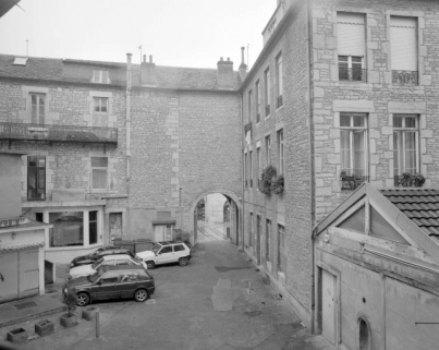 Vue de la cour antérieure depuis le logis sur cour, de trois quarts droit. © Région Bourgogne-Franche-Comté, Inventaire du patrimoine