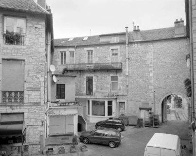 Vue du corps d'entrée depuis le logis sur cour. © Région Bourgogne-Franche-Comté, Inventaire du patrimoine