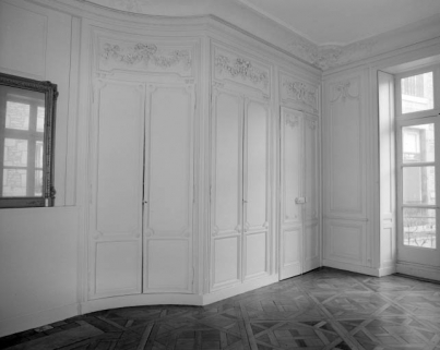 Intérieur : vue d'ensemble d'un salon dans l'avant-corps gauche. © Région Bourgogne-Franche-Comté, Inventaire du patrimoine