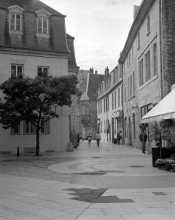 Façade sur rue de trois quarts droit, vue éloignée. © Région Bourgogne-Franche-Comté, Inventaire du patrimoine