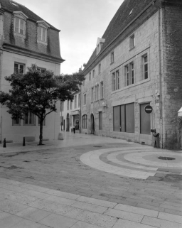 Façade sur rue de trois quarts droit, vue rapprochée. © Région Bourgogne-Franche-Comté, Inventaire du patrimoine