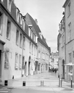 Façade sur rue de trois quarts gauche, vue éloignée. © Région Bourgogne-Franche-Comté, Inventaire du patrimoine