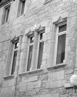Façade sur rue, détail des baies du premier étage, vue rapprochée. © Région Bourgogne-Franche-Comté, Inventaire du patrimoine