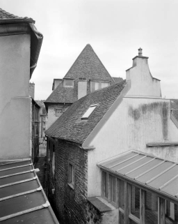 Détail des toitures des corps de bâtiments droits, depuis la rue du Loup. © Région Bourgogne-Franche-Comté, Inventaire du patrimoine