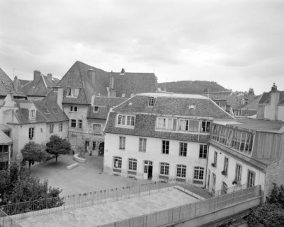 Vue d'ensemble des bâtiments situés dans la deuxième cour. © Région Bourgogne-Franche-Comté, Inventaire du patrimoine