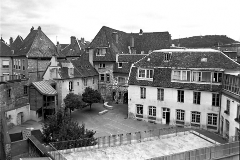 Vue d'ensemble des bâtiments depuis le fond de la deuxième cour. © Région Bourgogne-Franche-Comté, Inventaire du patrimoine