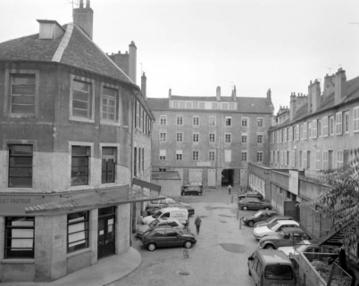 Vue d'ensemble des bâtiments bordant la deuxième cour. © Région Bourgogne-Franche-Comté, Inventaire du patrimoine