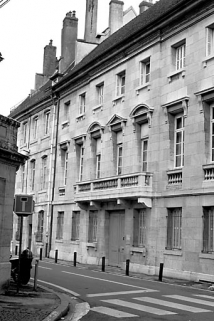 Vue d'ensemble de la façade sur rue, de trois quarts droit : vue rapprochée. © Région Bourgogne-Franche-Comté, Inventaire du patrimoine