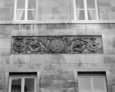 Façade sur cour : détail des décors de la partie centrale. © Région Bourgogne-Franche-Comté, Inventaire du patrimoine
