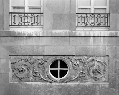 Façade sur cour : détail des décors de l'avant-corps droit. © Région Bourgogne-Franche-Comté, Inventaire du patrimoine