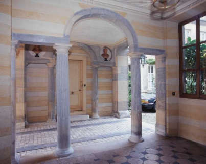 Passage d'entrée : détail de la partie gauche depuis le vestibule droit, de trois quarts droit. © Région Bourgogne-Franche-Comté, Inventaire du patrimoine