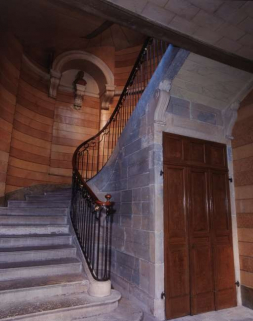 Vue du départ de l'escalier d'honneur. © Région Bourgogne-Franche-Comté, Inventaire du patrimoine