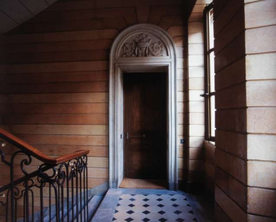Escalier d'honneur : porte d'entrée gauche sur le premier palier. © Région Bourgogne-Franche-Comté, Inventaire du patrimoine