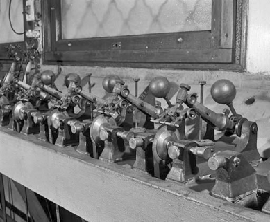 Ensemble de scies. Le contrepoids sphérique et la tige filetée règlent la pression du diamant sur la lame circulaire. © Région Bourgogne-Franche-Comté, Inventaire du patrimoine