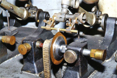 Scie vue de trois quarts.Pris entre deux mors, le diamant est au contact du disque en bronze phosphoreux. © Région Bourgogne-Franche-Comté, Inventaire du patrimoine