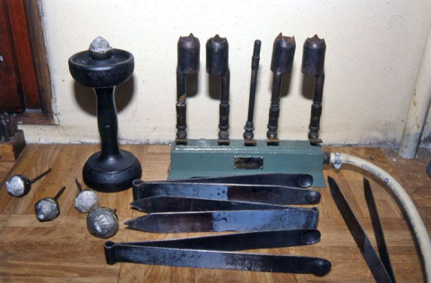 Bec de gaz, pinces, coquilles (dops) et leur support. © Région Bourgogne-Franche-Comté, Inventaire du patrimoine