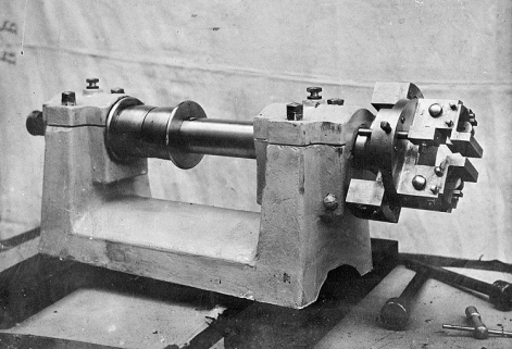 Exemple de tour de pipier, avec mandrin gueule de loup, du constructeur mécanicien Lizon. © Région Bourgogne-Franche-Comté, Inventaire du patrimoine