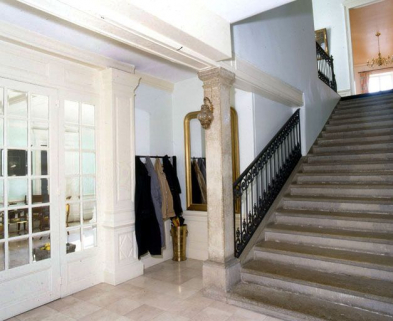 L'escalier menant au premier étage, vue de trois quarts. © Région Bourgogne-Franche-Comté, Inventaire du patrimoine