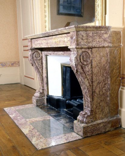 La cheminée du petit salon, vue de trois quarts. © Région Bourgogne-Franche-Comté, Inventaire du patrimoine