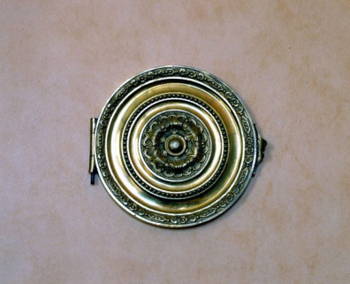 Bouche de chaleur de la cheminée, fermée. © Région Bourgogne-Franche-Comté, Inventaire du patrimoine Bouche de chaleur de la cheminée, fermée. © Région Bourgogne-Franche-Comté, Inventaire du patrimoine