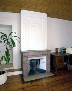 La cheminée de la chambre servant de lingerie. © Région Bourgogne-Franche-Comté, Inventaire du patrimoine