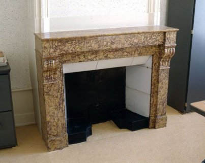 La cheminée de la chambre n° 15. © Région Bourgogne-Franche-Comté, Inventaire du patrimoine