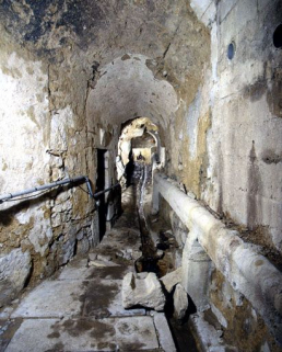 Conduit hydraulique des infirmeries vu depuis l'entrée. © Région Bourgogne-Franche-Comté, Inventaire du patrimoine