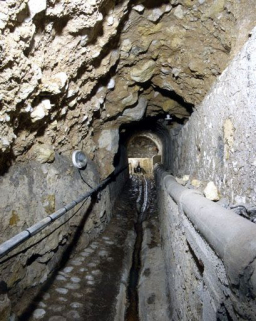 Conduit hydraulique des infirmeries, vue de la source depuis le centre du conduit. © Région Bourgogne-Franche-Comté, Inventaire du patrimoine