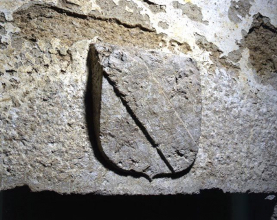 Armoiries de l'infirmier Jean François de Marnix dans le conduit hydraulique des infirmeries. © Région Bourgogne-Franche-Comté, Inventaire du patrimoine