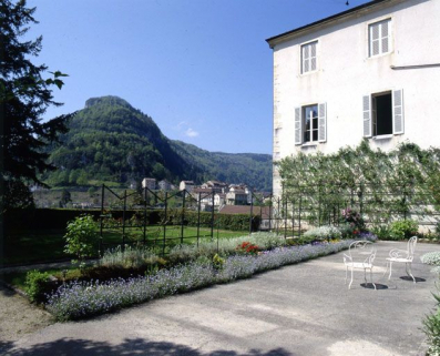 Le jardin de la sous-préfecture et le mont Chabot. © Région Bourgogne-Franche-Comté, Inventaire du patrimoine