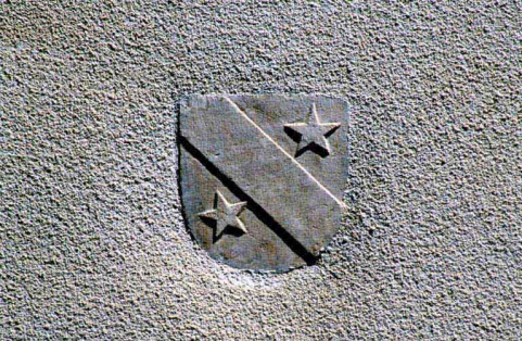 Armoiries de l'infirmier Jean François de Marnix sur la façade postérieure. © Région Bourgogne-Franche-Comté, Inventaire du patrimoine