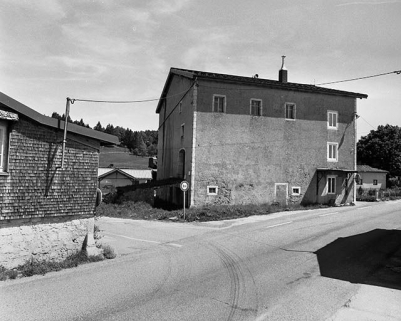 Face gauche. © Région Bourgogne-Franche-Comté, Inventaire du patrimoine Face gauche. © Région Bourgogne-Franche-Comté, Inventaire du patrimoine