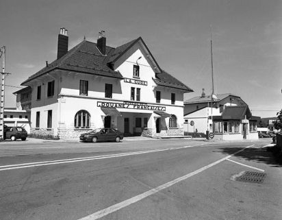 Façade antérieure et face gauche. © Région Bourgogne-Franche-Comté, Inventaire du patrimoine