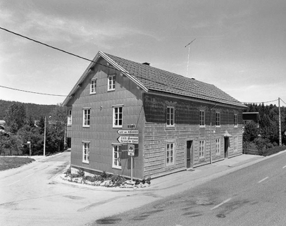 Façade antérieure et face gauche vues de trois quarts. © Région Bourgogne-Franche-Comté, Inventaire du patrimoine