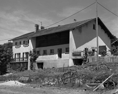 Façade postérieure d'une ferme datant de la reconstruction, vue de trois quarts. © Région Bourgogne-Franche-Comté, Inventaire du patrimoine