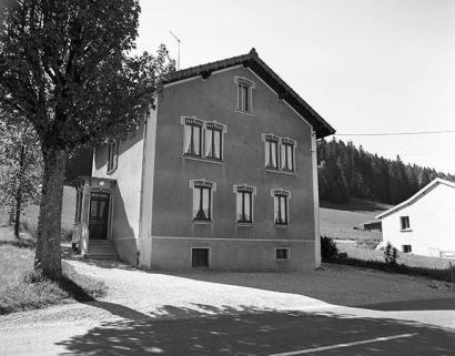 Façade postérieure vue de trois quarts. © Région Bourgogne-Franche-Comté, Inventaire du patrimoine