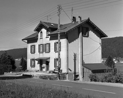Façade antérieure et face droite vues de trois quarts. © Région Bourgogne-Franche-Comté, Inventaire du patrimoine Façade antérieure et face droite vues de trois quarts. © Région Bourgogne-Franche-Comté, Inventaire du patrimoine