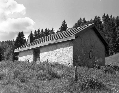 Façade antérieure et face droite vues de trois quarts. © Région Bourgogne-Franche-Comté, Inventaire du patrimoine Façade antérieure et face droite vues de trois quarts. © Région Bourgogne-Franche-Comté, Inventaire du patrimoine