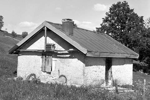 Façade antérieure et face gauche vues de trois quarts. © Région Bourgogne-Franche-Comté, Inventaire du patrimoine Façade antérieure et face gauche vues de trois quarts. © Région Bourgogne-Franche-Comté, Inventaire du patrimoine