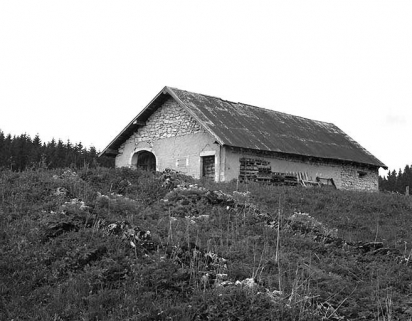 Façade antérieure et face droite d'une étable à vaches. © Région Bourgogne-Franche-Comté, Inventaire du patrimoine Façade antérieure et face droite d'une étable à vaches. © Région Bourgogne-Franche-Comté, Inventaire du patrimoine