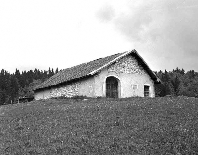 Façade antérieure et face gauche d'une étable à vaches. © Région Bourgogne-Franche-Comté, Inventaire du patrimoine Façade antérieure et face gauche d'une étable à vaches. © Région Bourgogne-Franche-Comté, Inventaire du patrimoine